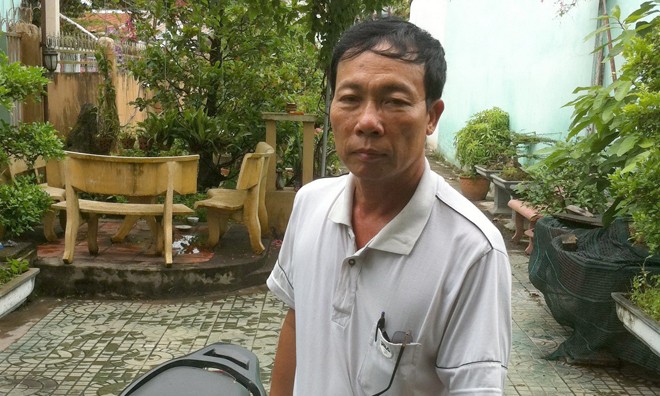 Ông Nguyễn Xuân Phương với hồ sơ đòi quyền lợi sau 24 năm. Ảnh: Thanh Hải