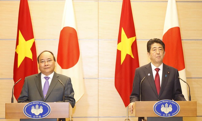 Thủ tướng Nguyễn Xuân Phúc và Thủ tướng Nhật Bản Shinzo Abe họp báo chung ngày 28/5. Ảnh: TTXVN