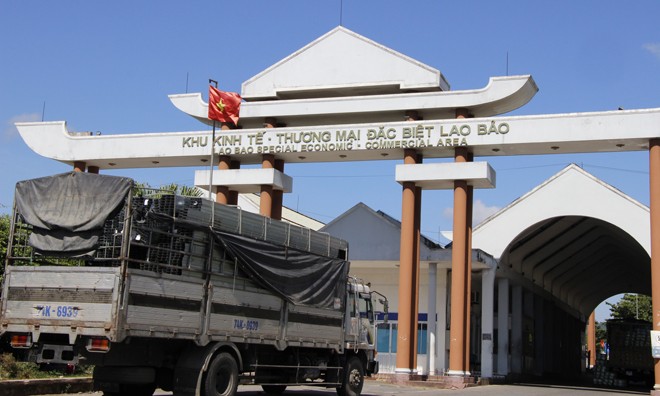 Xe chở hàng qua cửa khẩu Lao Bảo.