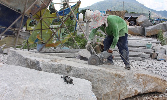 Máy cắt cũng là một công cụ làm nghề nguy hiểm với các phu đá. Ảnh: Nguyễn Lâm