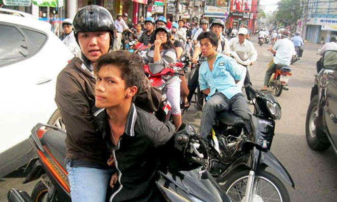 Bắt nghi can cướp giật trên đường phố Sài Gòn đầu năm 2016.