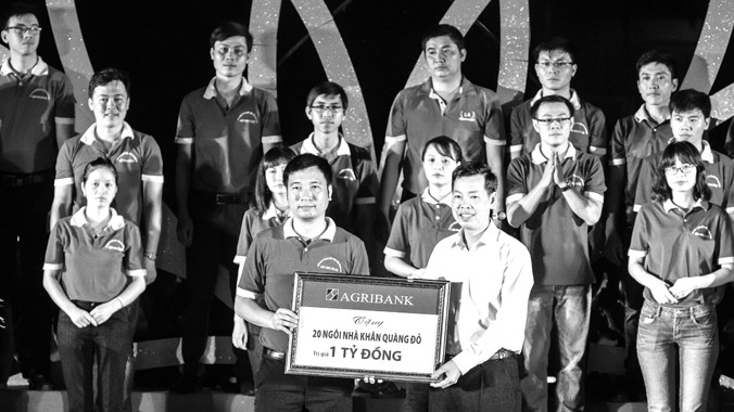 Đại diện Agribank trao tặng chương trình an sinh xã hội của Tỉnh đoàn Thái Nguyên 1 tỷ đồng để xây dựng 20 ngôi nhà Khăn quàng đỏ.