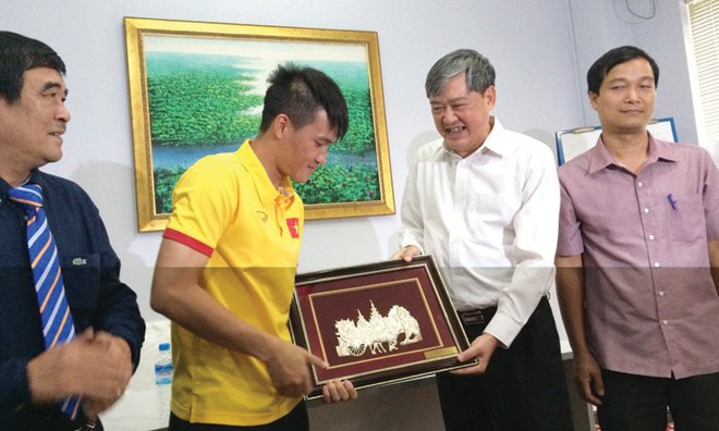 Đại sứ Phạm Thanh Dũng tặng quà động viên ĐTVN. Ảnh: NP