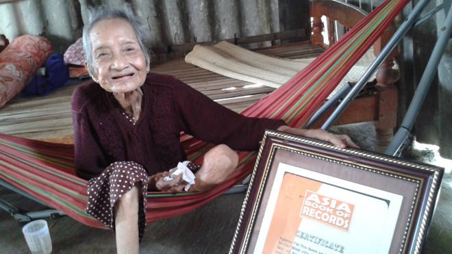 Cụ Trù bên bằng chứng nhận là cụ bà cao tuổi nhất châu Á. Ảnh: T.N.A