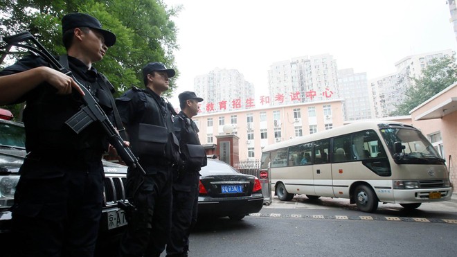 Cảnh sát đặc nhiệm gác bên ngoài một trung tâm giáo dục ở Bắc Kinh hôm thứ Ba khi kỳ thi tuyển sinh đại học, cao đẳng đang diễn ra. Ảnh: China Daily