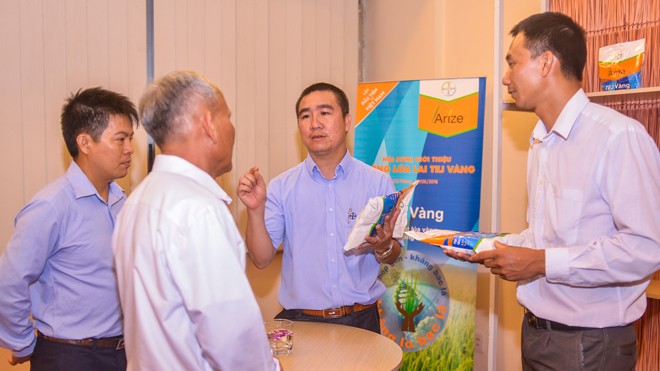 Đại diện Bayer Việt Nam tận tình giải thích về giống lúa lai TeJ Vàng với khách mời tham dự chương trình