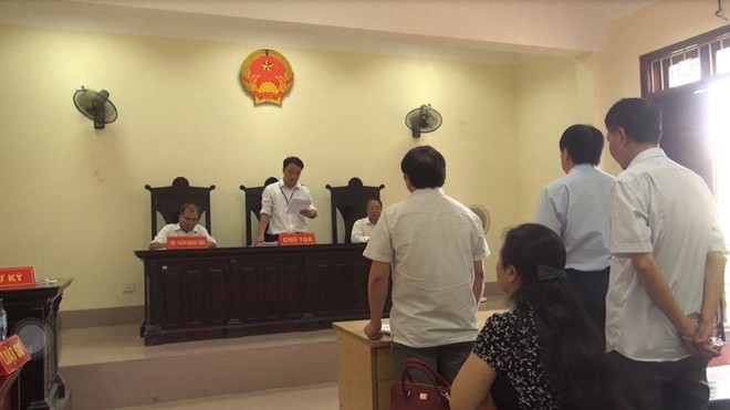Một vụ kiện Quyết định hành chính của cựu Chủ tịch UBND quận Tây Hồ, Hà Nội ban hành vừa được chính… TAND quận này xét xử hôm 6/6