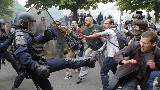 Cảnh sát Pháp đụng độ người bieru tình trong nước. Ảnh: The Sun