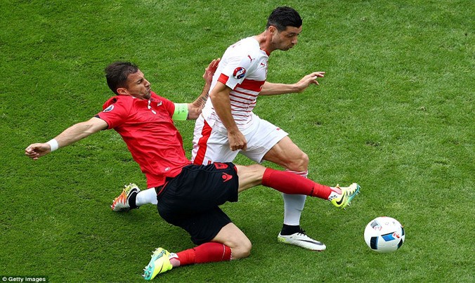 Albania (trái) đã có trận đấu đầy nỗ lực trước Thụy Sỹ.