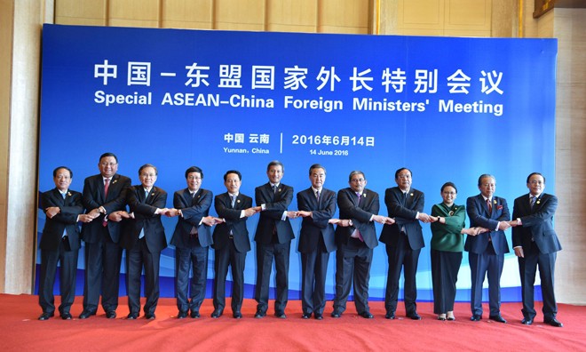 Phó Thủ tướng, Bộ trưởng Ngoại giao Phạm Bình Minh (thứ 4 trái sang) chụp ảnh chung với trưởng đoàn các nước. Ảnh: TTXVN