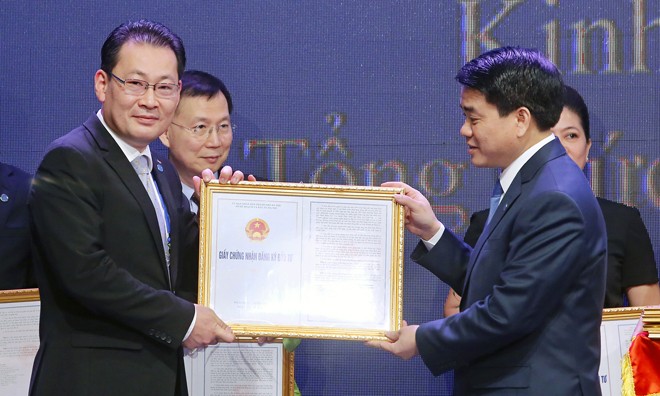 Ngày 4/6/2016, ông Dong Won Kwak - TGĐ Cty CJ CGV Việt Nam vinh dự nhận Chứng nhận đầu tư từ Chủ tịch UBND thành phố Hà Nội (Từ trái qua phải).