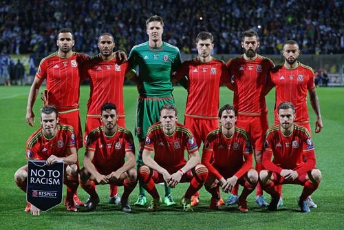 Đội hình xứ Wales với Bale (hàng dưới bên trái)