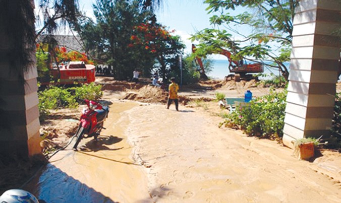 Vỡ hồ chứa nước đãi titan ở Bình Thuận khiến lượng lớn bùn đỏ tràn vào nhà dân.