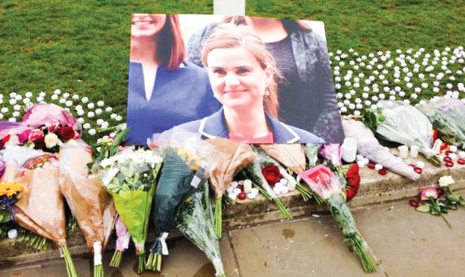 Hoa, nến và ảnh bà Jo Cox được đặt tại Quảng trường Nghị viện. Ảnh: Sian Davies