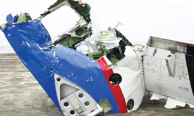 Chiếc CASA-212 của Cảnh sát Indonesia gặp trục trặc ở động cơ, rơi xuống biển ngày 22/2/2005, khiến 15 người thiệt mạng. Ảnh: Benfrizs