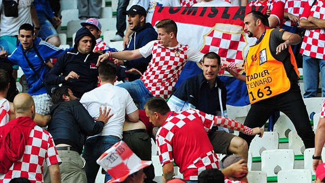 CĐV Croatia tấn công lẫn nhau trong trận ĐT Croatia bị CH Czech cầm hoà 2-2. Ảnh: GETTY IMAGES