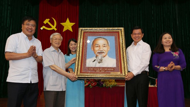 Tổng Bí thư Nguyễn Phú Trọng tặng bức ảnh chân dung Bác Hồ cho Đảng bộ, chính quyền, quân và dân tỉnh Bà Rịa - Vũng Tàu. Ảnh: TTXVN
