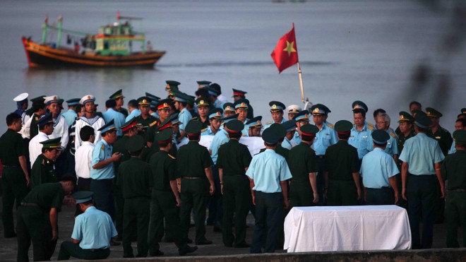 Gần 5 giờ sáng 18/6, tàu của Bộ đội Biên phòng Nghệ An đưa thi thể Thượng tá Trần Quang Khải vào bờ trong niềm tiếc thương vô hạn của đồng chí, đồng đội và người dân. Ảnh: Thanh Tùng