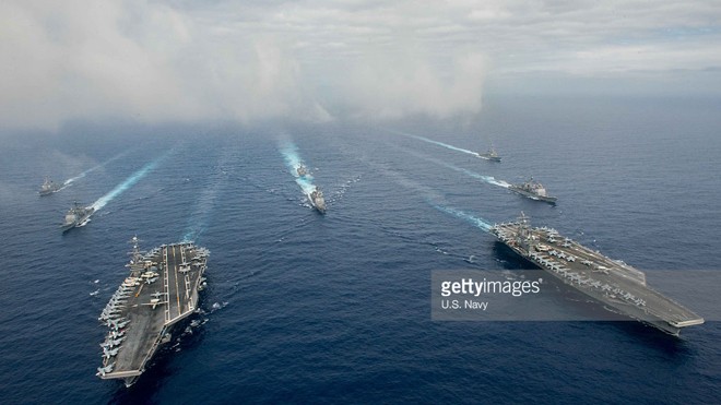 Tàu sân bay USS John C.Stennis (trái) và USS Ronald Reagan. Ảnh: US Navy