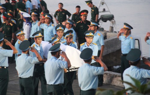 Đón thi thể phi công Trần Quang Khải tại cảng Hải Đội 2 Bộ đội biên phòng Nghệ An. 