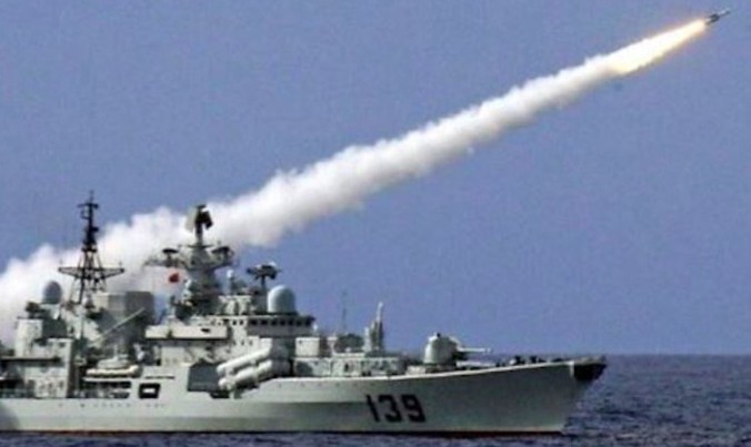 Tàu chiến Trung Quốc phóng tên lửa trong một đợt tập trận bắn đạn thật trên biển Đông. Ảnh: AP