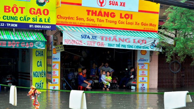 Đường Nguyễn Văn Quá (TPHCM) ngập nặng sau cơn mưa dù mới hoàn thành công trình chống ngập.