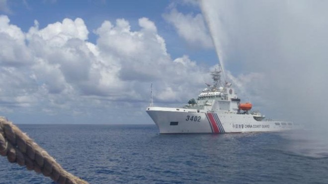 Tàu hải cảnh Trung Quốc phun vòi rồng vào ngư dân Philippines gần bãi cạn Scarborough trên biển Đông. Ảnh: AP