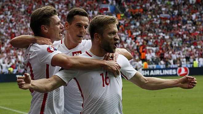 Các cầu thủ Ba Lan đã giành vé đầu tiên vào bán kết sau loạt penalty cân não. Ảnh: EPA