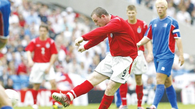 Rooney ghi cú đúp vào lưới Iceland trong trận giao hữu năm 2004 (Anh thắng 6-1). Ảnh: Daily Mail.