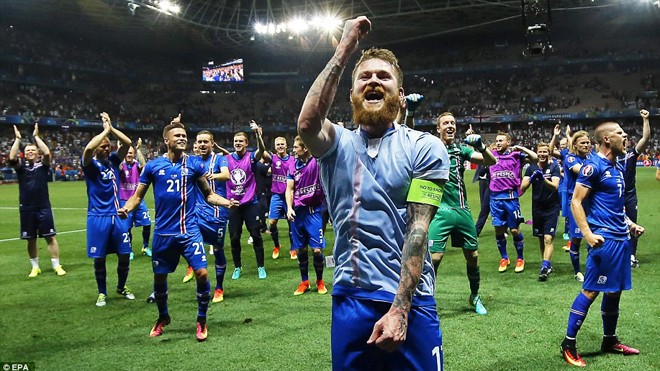Các cầu thủ Iceland ăn mừng chiến tích đá bay tuyển Anh khỏi Euro 2016. Ảnh: EPA