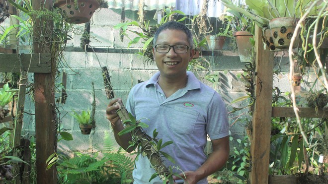 Anh Nguyễn Văn Cảnh bên loài lan mới phát hiện.