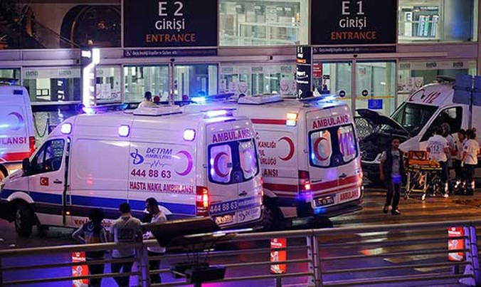 Xe cấp cứu tập trung bên ngoài sân bay Ataturk ở Istabbul. Ảnh: Daily Beast