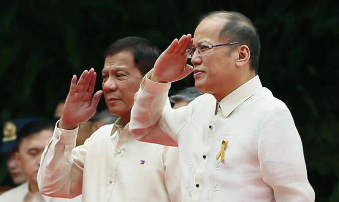 Tân Tổng thống Philippines Rodrigo Duterte (trái) và người tiền nhiệm Benigno Aquino trong lễ nhậm chức của ông Duterte hôm 30/6. Ảnh: AP