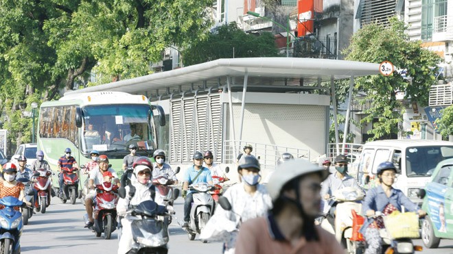 Dự án Buýt nhanh (BRT) sử dụng vốn vay ODA với tổng kinh phí lên đến 55,33 triệu USD đang có nguy cơ “vỡ trận” (Ảnh chụp nhà chờ Buýt nhanh (BRT) trên đường Giảng Võ, Hà Nội). Ảnh: Ngọc Châu