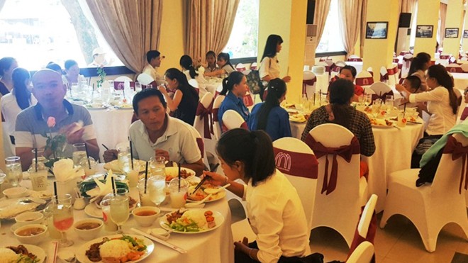 Thí sinh Huế dùng cơm miễn phí trong khách sạn hạng sang 4 sao Saigon Morin Huế.