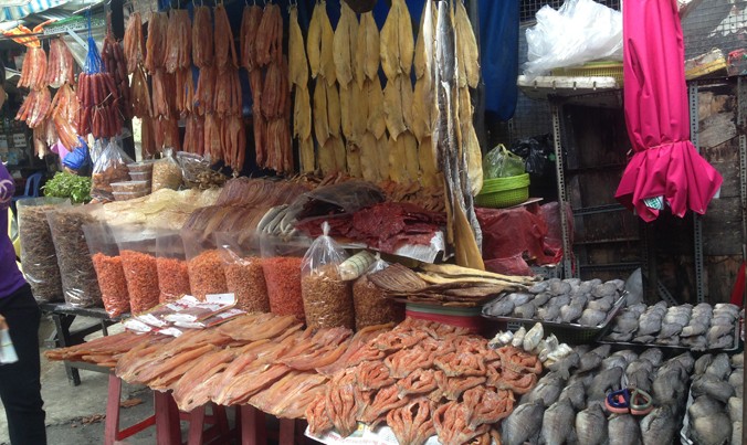 Khô ngoại xuất xứ từ Campuchia, Ấn Độ… bày bán tại các chợ.