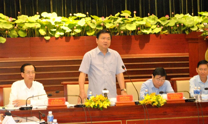 Bí thư Thành ủy TPHCM Đinh La Thăng tại hội nghị gặp gỡ với doanh nghiệp sáng 3/7. Ảnh: Quốc Ngọc