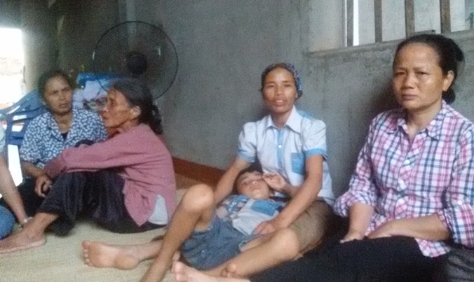 Chị Nguyễn Thị Dung (thứ hai từ phải sang) đau đớn khi nói về cô con gái Nguyễn Thị Tươi