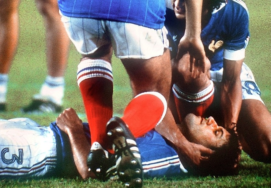 Battiston của Pháp bị gãy 3 cái răng, 3 rẻ xương sườn trong trận đấu với Đức tại World Cup 1982