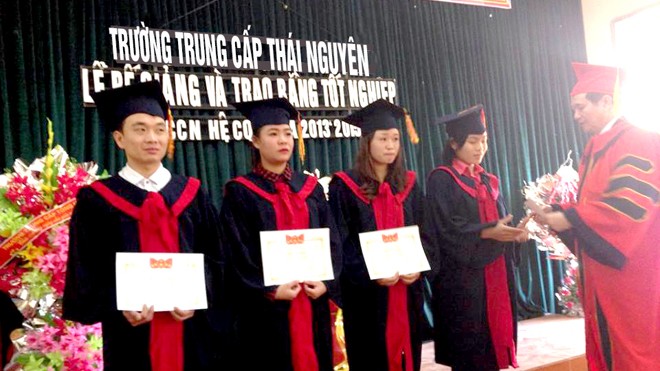 Lễ trao bằng tốt nghiệp tại trường Trung cấp Thái Nguyên.
