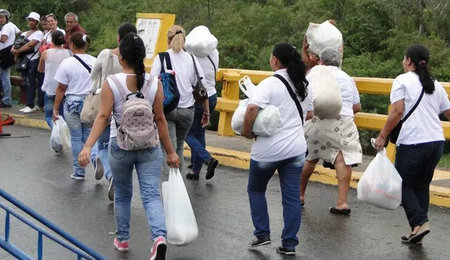 Phụ nữ Venezuela sang Colombia mua nhu yếu phẩm. Ảnh: laopinion.com.