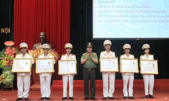 Thượng tướng Bùi Văn Nam, Thứ trưởng Bộ Công an trao các danh hiệu cao quý cho tập thể, cá nhân có thành tích xuất sắc.