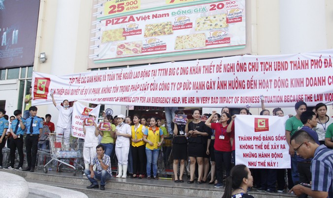 Hàng trăm nhân viên siêu thị Big C Đà Nẵng phản đối DMC liên tục cắt nước, bít lối vào nhà xe… gây ảnh hưởng đến hoạt động kinh doanh của siêu thị. Ảnh: Thanh Trần