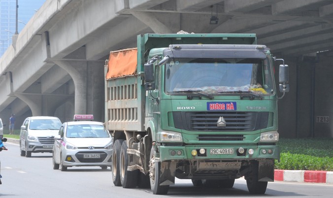 Xe “hổ vồ” chở quả khổ lưu thông trên đường vành đai 3, đoạn qua Khuất Duy Tiến trưa 11/7