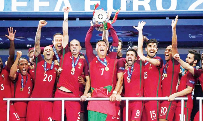 Các cầu thủ Bồ Đào Nha nâng cao cúp vô địch Euro 2016.
