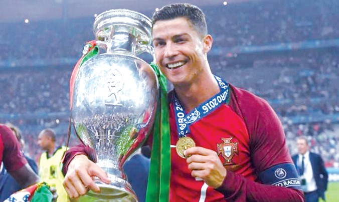 Cristiano Ronaldo và ĐT Bồ Đào Nha thiết lập nhiều kỷ lục với chức vô địch Euro 2016. Ảnh: AP