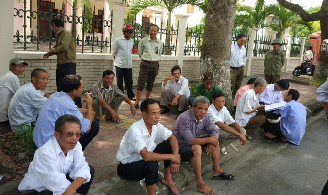 Người dân xã Vĩnh Phong tập trung trước cửa trụ sở Huyện ủy, UBND dân huyện Vĩnh Bảo đề nghị huyện trả lời về việc “găm” sổ đỏ.