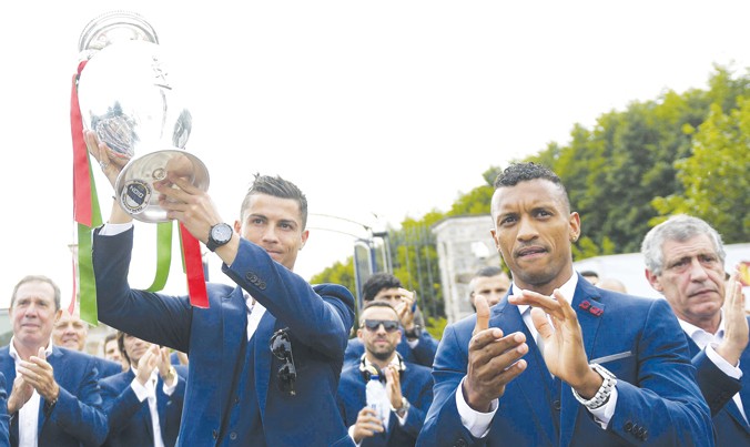 Các cầu thủ Bồ Đào Nha giương cao cúp vô địch châu Âu trong cuộc diễu hành mừng chiến thắng ở thủ đô Lisbon. Ảnh: GETTY IMAGES