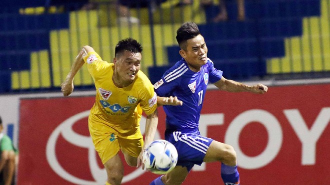 Trận đấu giữa Thanh Hoá (trái) và Quảng Nam có màn rượt đuổi tỷ số “ngoạn mục” với 8 bàn thắng chia đều cho 2 đội. Ảnh: VSI