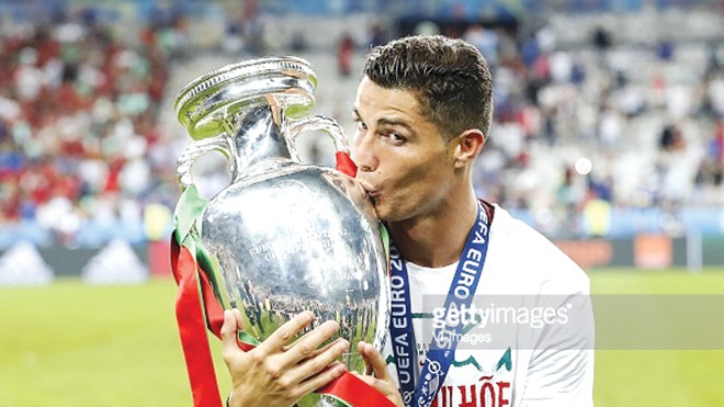 Sau cúp vô địch Euro sẽ là danh hiệu Quả bóng Vàng FIFA về tay Ronaldo? Ảnh: GETTY IMAGES